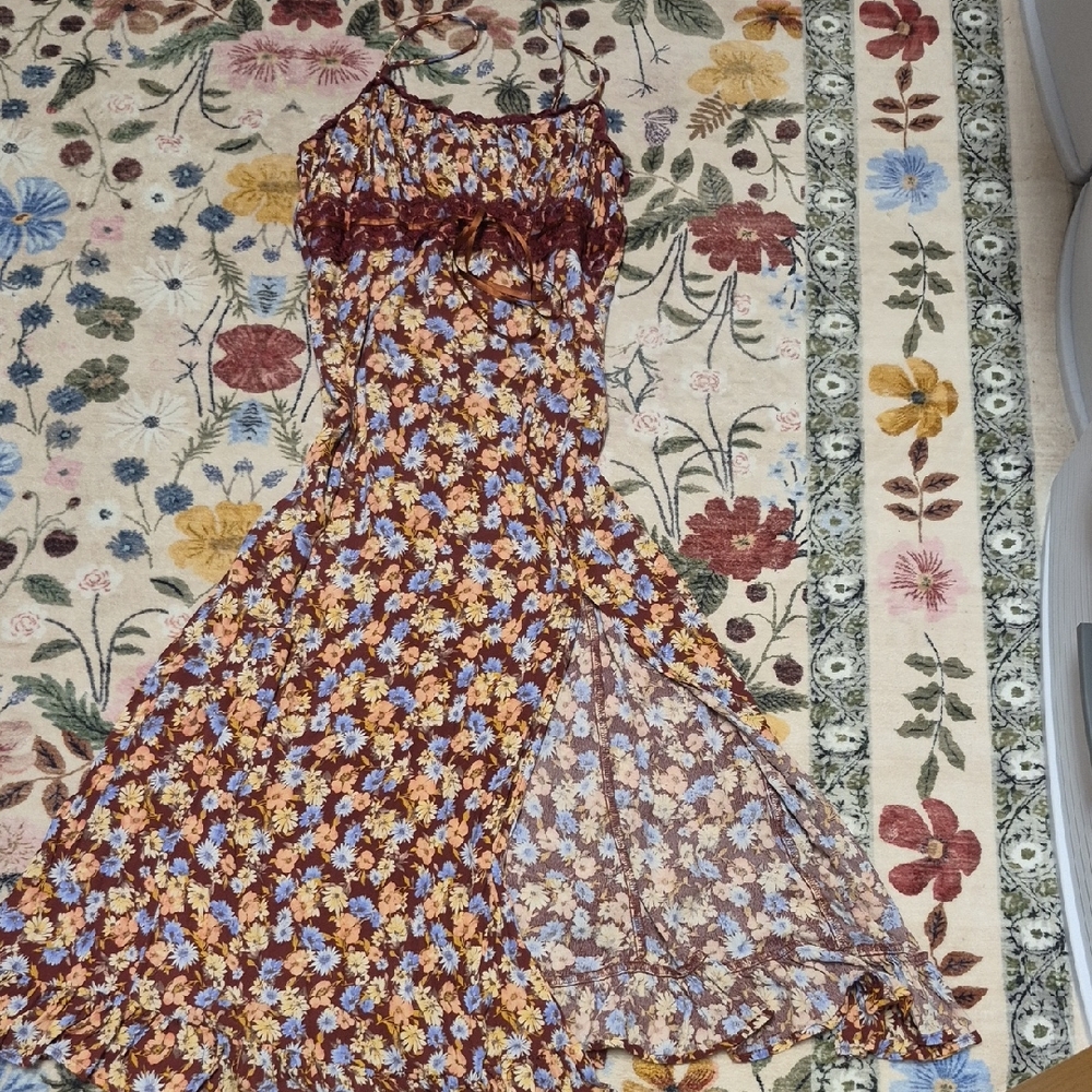 Floral maxi dress with leg slit